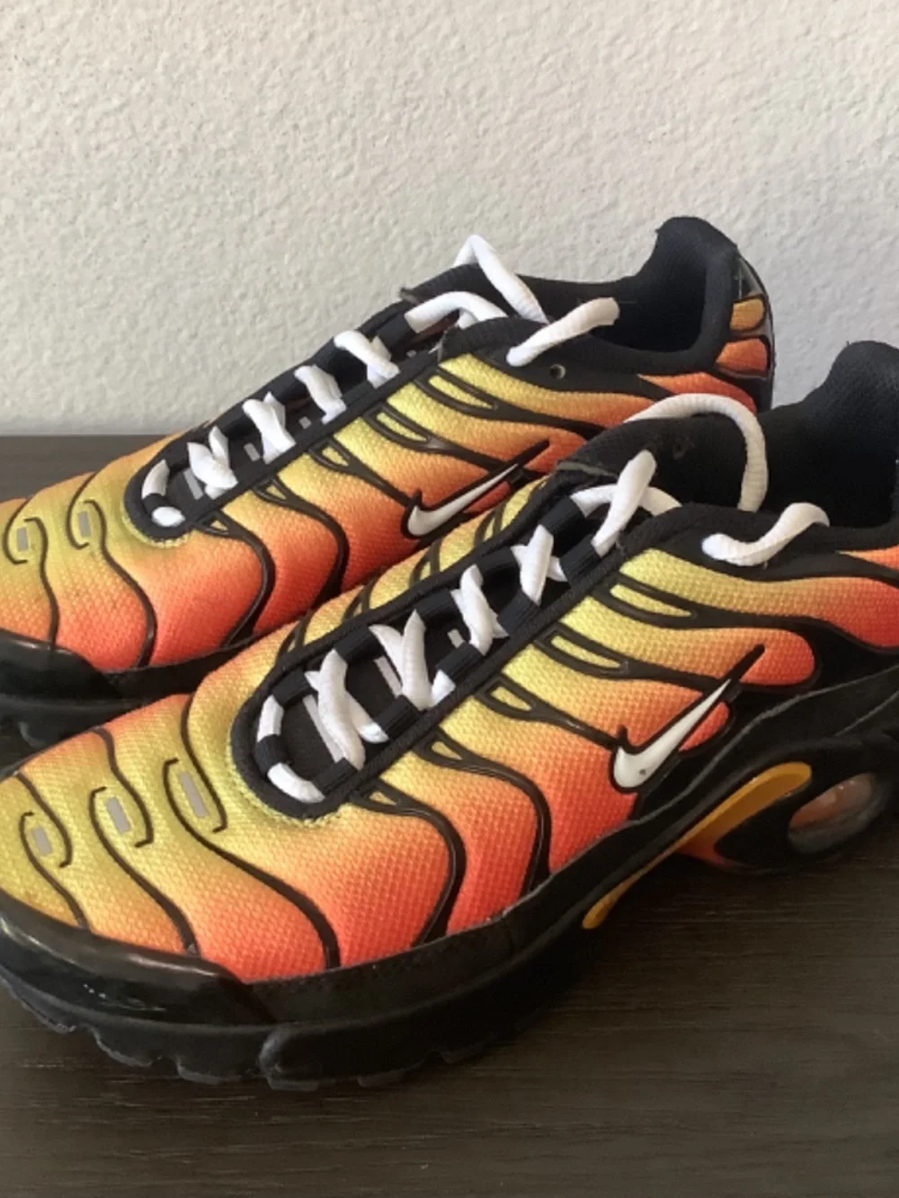 NIKE AIR MAX PLUS (GS) BLACK HABANERO RED YELLOW AR1852 017 SIZE 4YR LACE UP